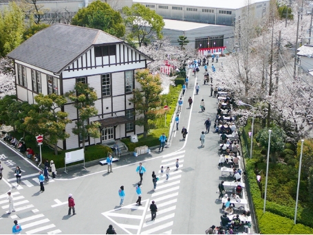 インテリア歴史館と桜並木