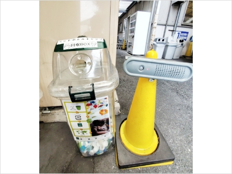 自動販売機コーナー ペットボトルキャップ回収BOXとトーク案内機