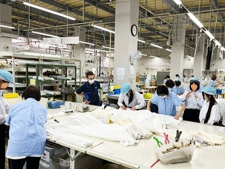 カーテン縫製所での職業体験　カーテンのプリーツたたみに挑戦
